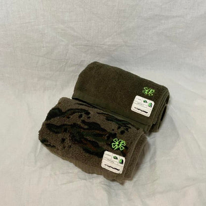 Undercover two face towels in camouflage and green