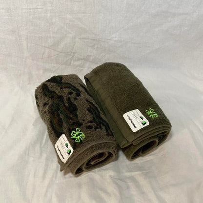 Undercover two face towels in camouflage and green