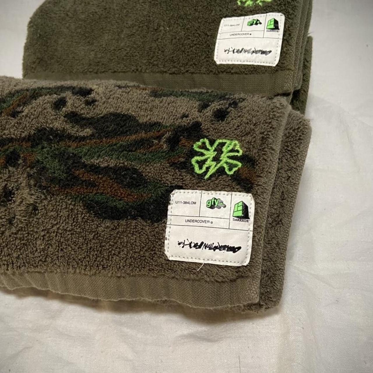 Undercover two face towels in camouflage and green