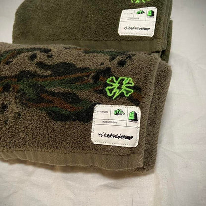 Undercover two face towels in camouflage and green